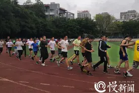 慢新闻·调查 | 体育生开学胖了20斤？是真的 训练11天后减重8斤多图片