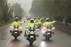 骑着摩托做公益，“泉城义警”杠赛来图片
