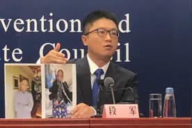 救治团队：武汉两位皮肤变黑医生可慢慢恢复图片