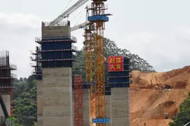 中建八局南方公司大塘至浦北高速公路八分部矩形高墩圆满封顶图片
