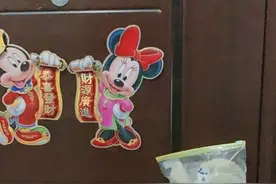 门把手上时常多出美食的背后，是小区居民间的暖心故事图片