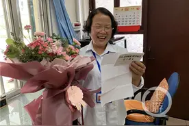 宿管阿姨好开心！被称“校园妈妈”，还收到了母亲节礼物图片