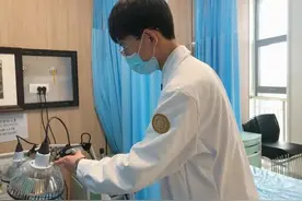 长春中医药大学三附院95后男护士王金童：像名侦探柯南一样“排查病毒”图片