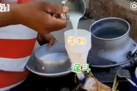 卖牛奶如何保持社交距离？印度奶商用水管卖奶，网友：给钱咋办图片