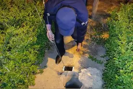 醉酒手机掉井里，巡防民警帮打捞图片