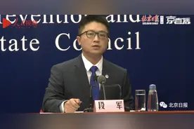 武汉“面容变黑”医生白回来了！照片亮相发布会，对比很明显图片
