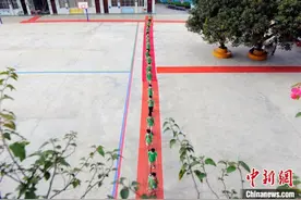 疫情下广西南宁的小学校园生活：学生自觉形成一米社交圈图片
