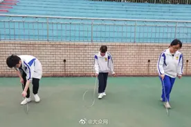 滚铁环、丢沙包、抽陀螺……山东一中学传统体育游戏进课堂获学生点赞图片