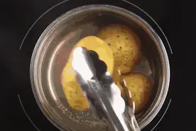 土豆别再用刀削了，这样泡一泡，10秒钟去皮，太省事了！图片