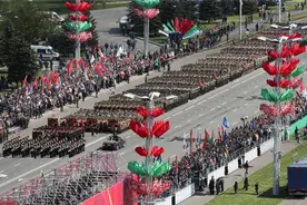 白俄罗斯纪念卫国战争胜利75周年现场，一组威武秀美女兵照片图片