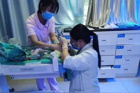 怀孕女医生跪地抢救新生儿，“怀着自己的娃救别人的娃”，真美图片