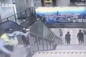 “瘾君子”地铁内遇查撒腿就跑 民警“跨栏”紧追：逃得了吗？图片