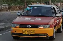 珠海一男子开车尿急竟冲撞教练车！撞完急奔草丛……图片