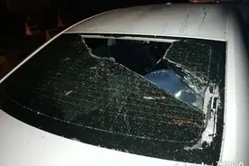 济南一小区18辆车被砸，玻璃被砸出大窟窿！砸车人是何来路图片
