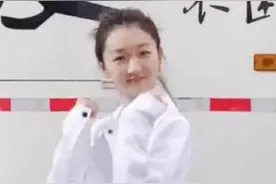 新晋舞王上线！周冬雨跳广场舞变表情包呆萌可爱图片