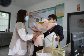 “逆行”女儿送来最温馨祝福，公交调度室有位最幸福妈妈图片