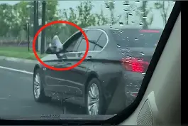 “晒脚”开车？这味儿也太冲了……交警：罚图片