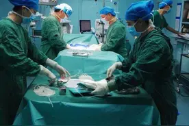 深圳15岁女孩捐骨髓挽救妈妈生命，父亲话没说完她就说“好！”图片