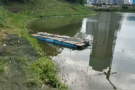 24岁小伙独自去钓鱼，结果亲友在鱼塘边看到车和鱼竿，人却不见了…图片