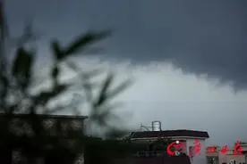 冲上热搜！天空大片震撼上演！多地狂风暴雨来袭！划重点：明天雷雨还没完……图片