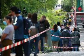 疫情逼出这个富国贫穷族：数千人街头排长龙领免费食物图片