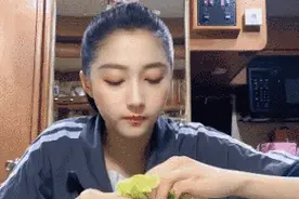 OMG | 在线追星的关晓彤被比伯翻牌，魏大勋流下了羡慕的泪水图片