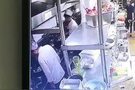 西安苏福记一厨师疑向炒菜锅吐口水，店长称监控模糊待查图片