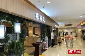 监控拍下厨师向炒菜锅吐口水，厨师：嗓子不舒服，吐在地上了……图片