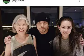 周杰伦昆凌共同下厨为周妈过节 三人合影幸福温馨图片
