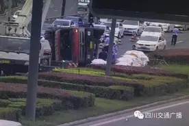 货车侧翻！成都三环路东往南拥堵严重图片