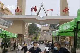 湖北高三学生复课食堂阿姨捂脸哭了：看大家戴口罩很心酸图片