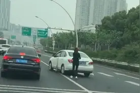停车忘挂档，上海一司机高架追车跑，造成两车物损、无人伤图片