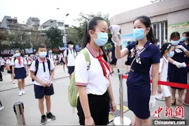 广西柳州小学开学 上课没有同桌图片