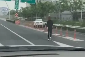 上海中环上小车“无人驾驶”司机路上狂追？原是忘拉手刹了图片