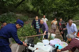 四川内江消防为群众送水200余吨，解决400余户用水困难图片