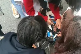 险！纱裙绞单车，差点被进站公交碾......图片