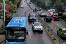 险！滕州2岁男童挤断手指需急救，交警开辟绿色通道与时间赛跑图片