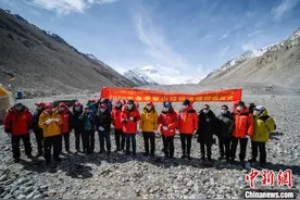 世界海拔最高环保行动 西藏进行大规模登山垃圾清理回收图片