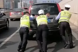 警察叔叔化身“大力士”，推车恢复交通畅行图片