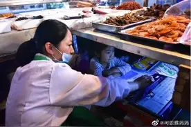 案板下学习的女孩母亲谢绝捐款：最缺的是时间……图片