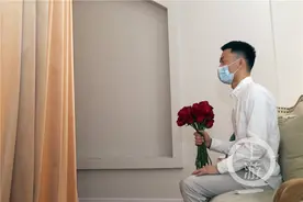 援鄂男护士兑现诺言，一回家就为她披上婚纱图片