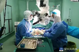 深圳女子切药材时切断手指，医生穿防护服显微镜下“绣花”图片