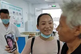 湖南女子流浪18年获救助，女儿赴新洲接母亲回家图片