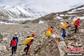 西藏举行2020年春季登山垃圾清理回收活动图片