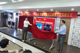 铜陵向37名抗疫医护人员捐赠《以“英雄”致敬英雄》纪念邮册图片