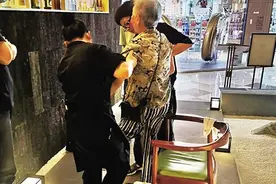 海口八旬老人就餐后踩空台阶摔伤 家属向餐厅索赔图片