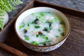 皮蛋瘦肉粥：香糯软滑，肉嫩粥鲜，天天喝都不腻图片