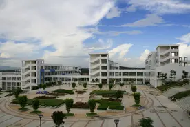 南宁市11所市区示范性高中今年招生10152人，二中、三中比去年多招378人图片