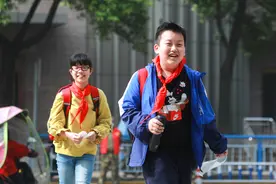 校园摘下口罩，久违了，你的笑容这么好看图片