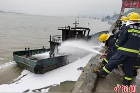 满载100吨柴油货轮着火 福州消防成功扑救图片